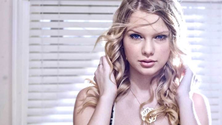Taylor Swift Looking Front N Brown Hairs Photoshoot